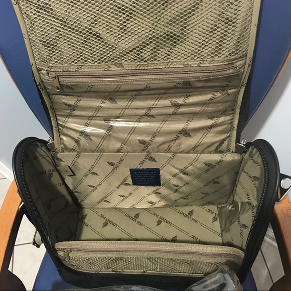 London Fog men’s locked hanging travel bag - Picture 13 of 16